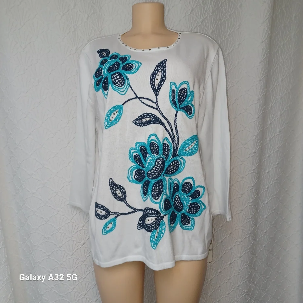Alfred Dunner New Women Size 1X White Top with Blue Floral Embroidery - Picture 1 of 10